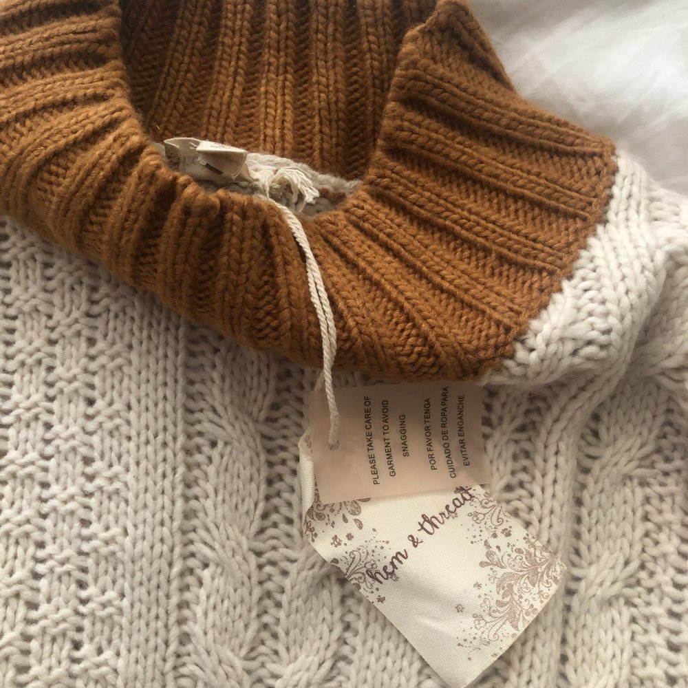 Hem and Thread Cable Knit Color-blocked Sweater